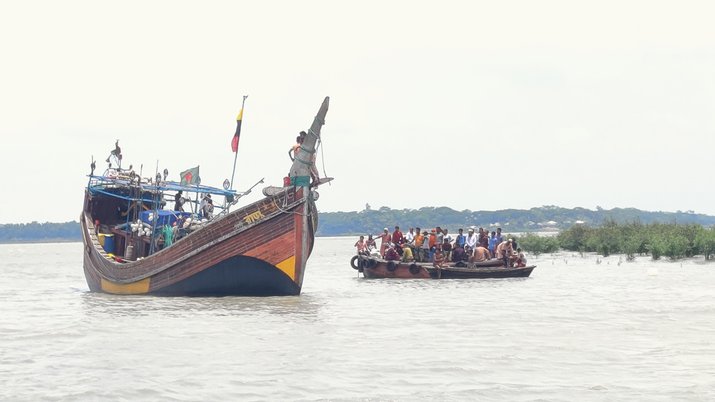 বঙ্গোপসাগরে নৌকাডুবির ঘটনায় ১ জেলে নিখোঁজ, উদ্ধার ১১ জন