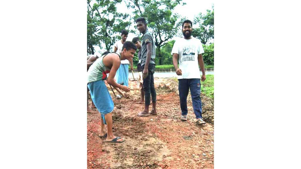 স্বেচ্ছাশ্রমে সড়ক মেরামত
