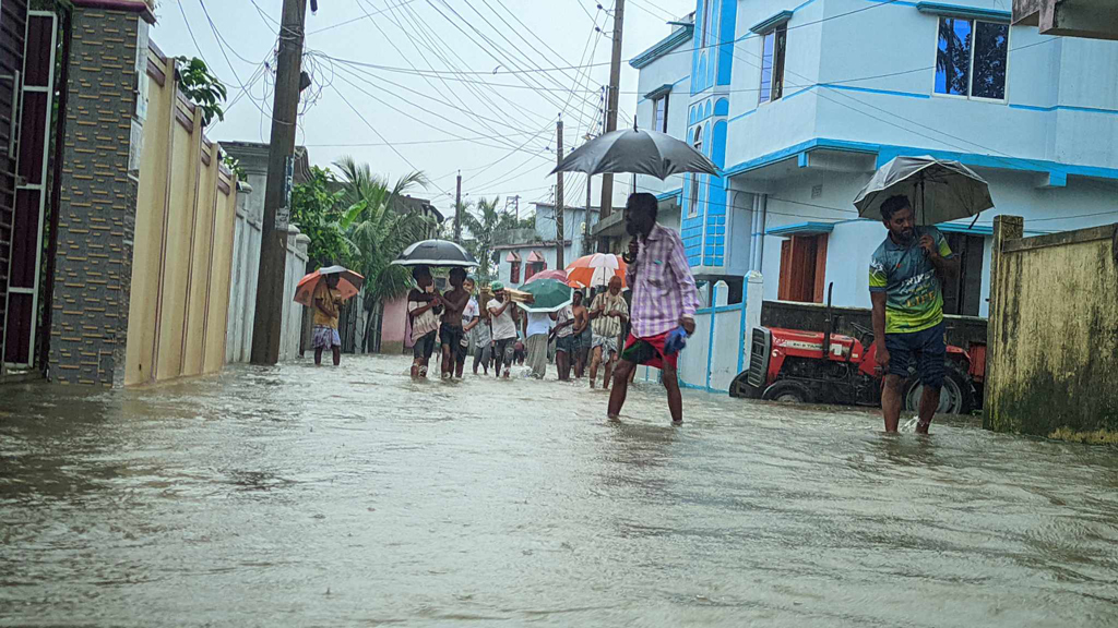 পাহাড়ি ঢল ও বৃষ্টির পানিতে ডুবছে সুনামগঞ্জ