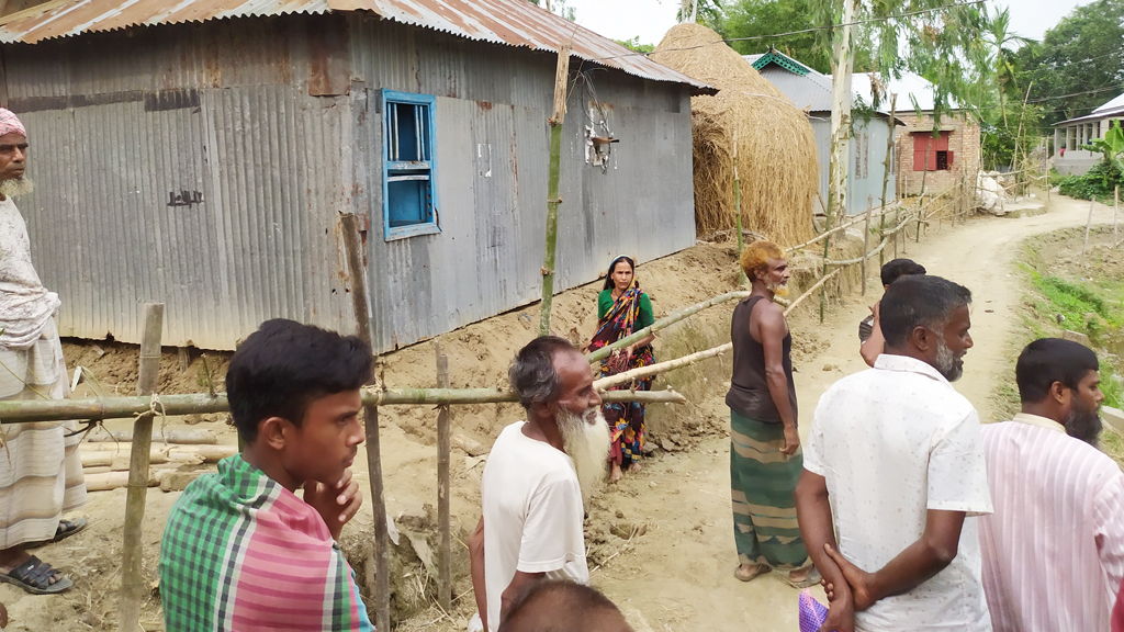 রাস্তার জায়গা না ছাড়ায়  অবরুদ্ধ চার পরিবার
