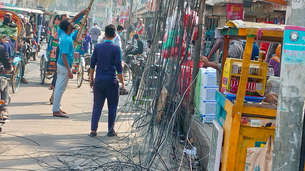 বরিশাল নগরজুড়ে তারের জঞ্জাল, আগুন আর ট্রান্সফরমার বিস্ফোরণ নিয়মিত ঘটনা