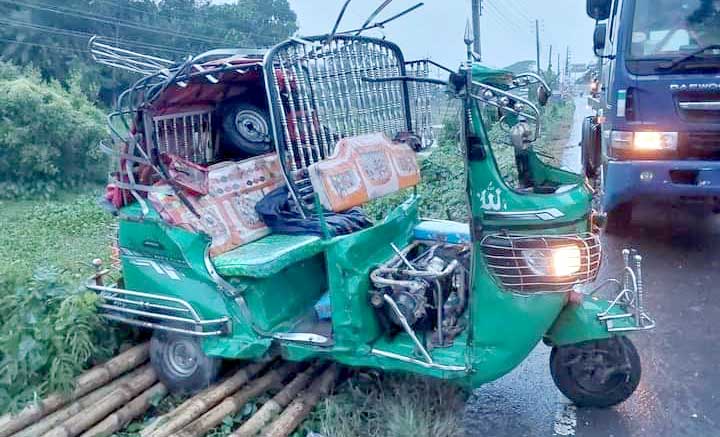 ফরিদপুরে অটোরিকশা উল্টে ২ পুলিশ সদস্য নিহত