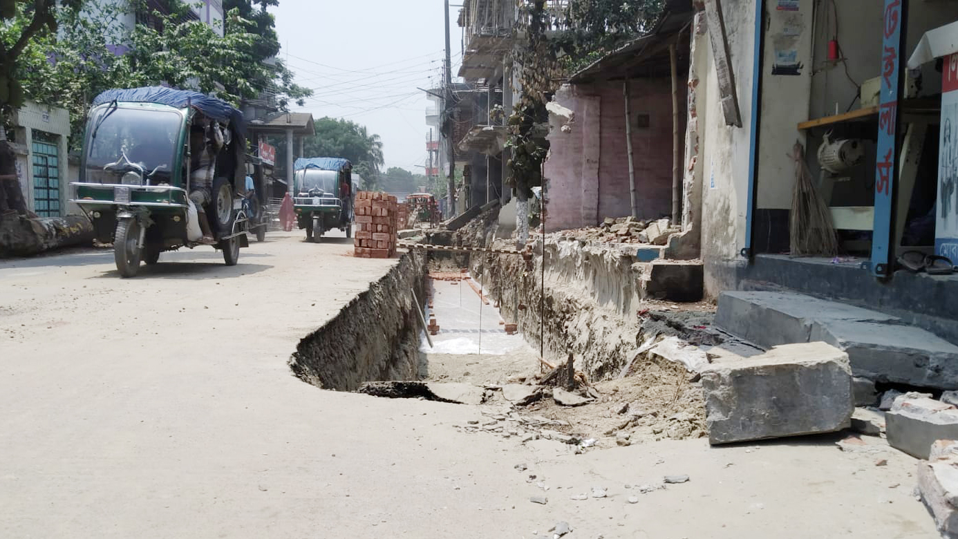 প্রভাবশালীর স্থাপনা বাঁচাতে নালার জন্য সড়ক কাটা