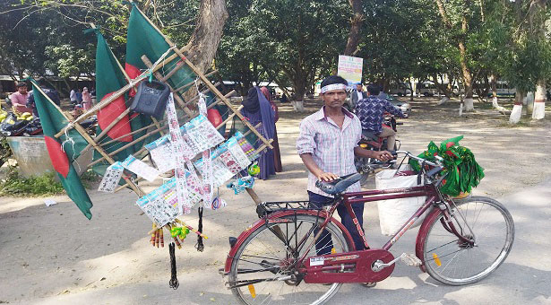 দেশপ্রেম থেকে পতাকা ফেরি করেন উজ্জল  