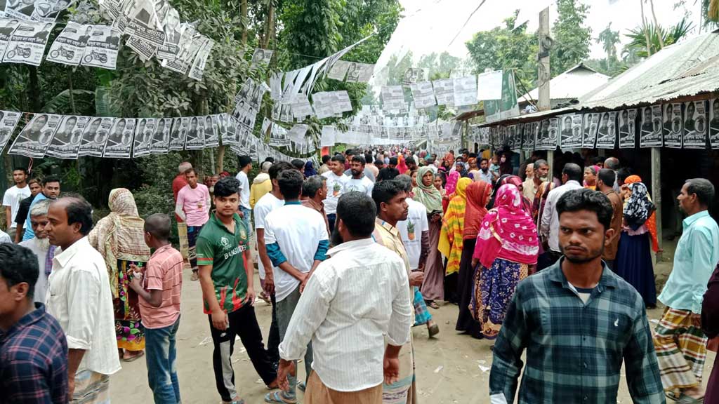 কেন্দ্রের ভেতরে ভোটার উপস্থিত কম, বাইরে জটলা