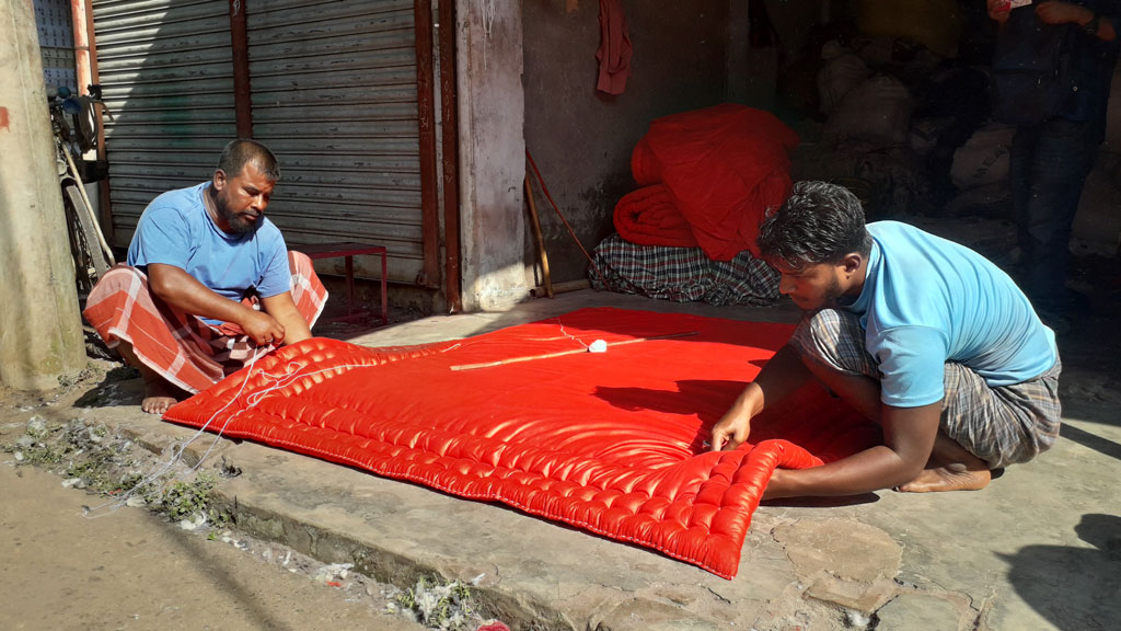 রাজবাড়ীতে ব্যস্ত সময় পার করছেন লেপ কারিগরেরা
