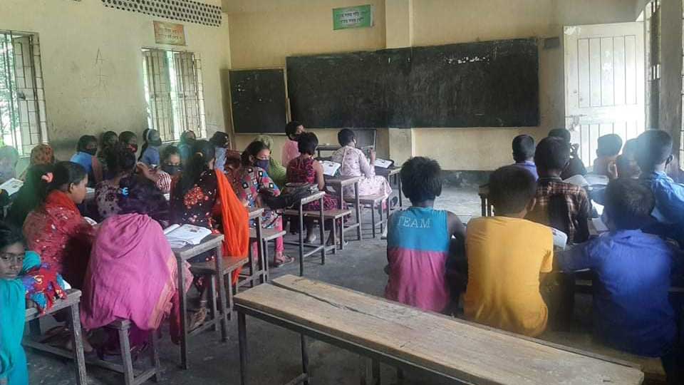 ২৩০ শিক্ষার্থীর শিক্ষক ২ জন