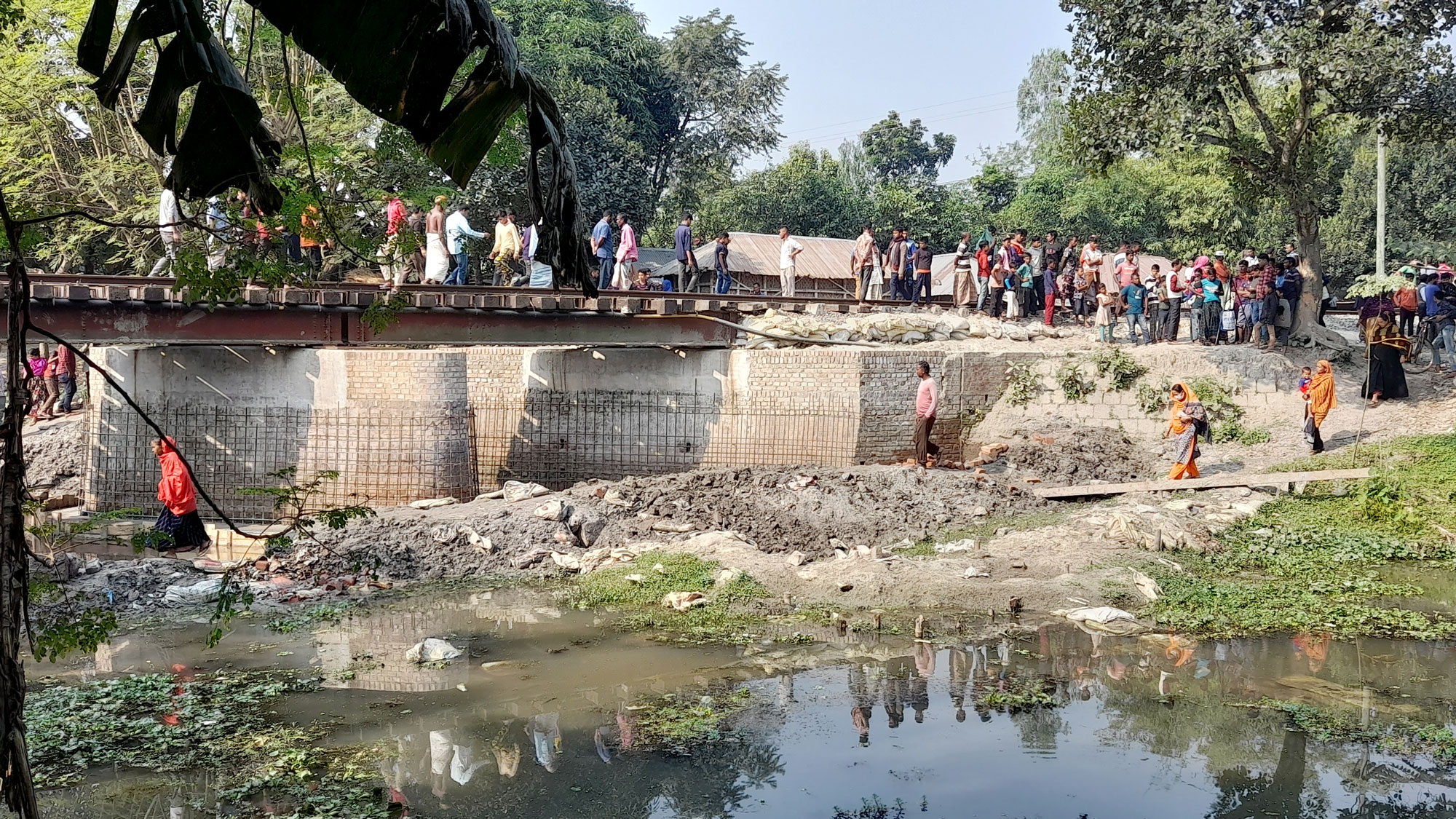 নীলফামারীতে ট্রেনে কাটা পড়ে একই পরিবারের ৩ জনসহ ৪ জনের মৃত্যু