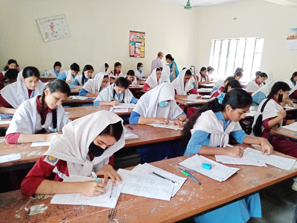 চট্টগ্রাম নগরীর ডা. খাস্তগীর সরকারি বালিকা উচ্চ বিদ্যালয় কেন্দ্রে পরীক্ষা দিচ্ছে পরীক্ষার্থীরা।