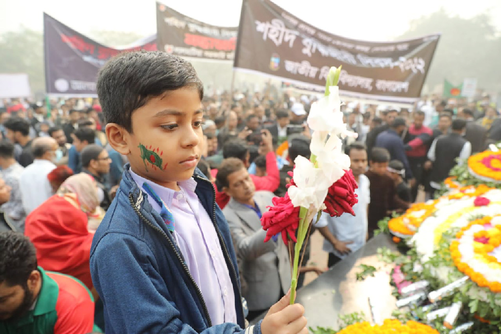 মা-বাবার কাছে গল্প শুনেছে মুক্তিযুদ্ধের। আর সেই মুক্তিযুদ্ধে যারা জীবন দিয়েছেন সেই বীরদের শ্রদ্ধা জানাতে হাতে ফুল নিয়ে বদ্ধভূমিতে এই শিশু। ছবি: জাহিদুল ইসলাম