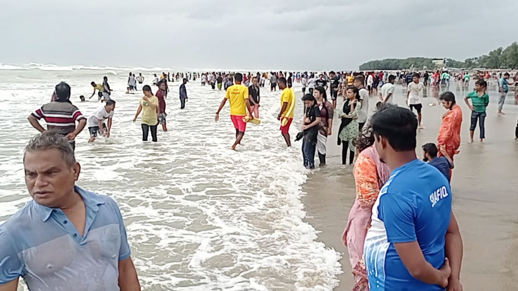 কক্সবাজারে উপকূলীয় এলাকার প্রায় ১ লাখ মানুষকে নেওয়া হয়েছে আশ্রয়কেন্দ্রে