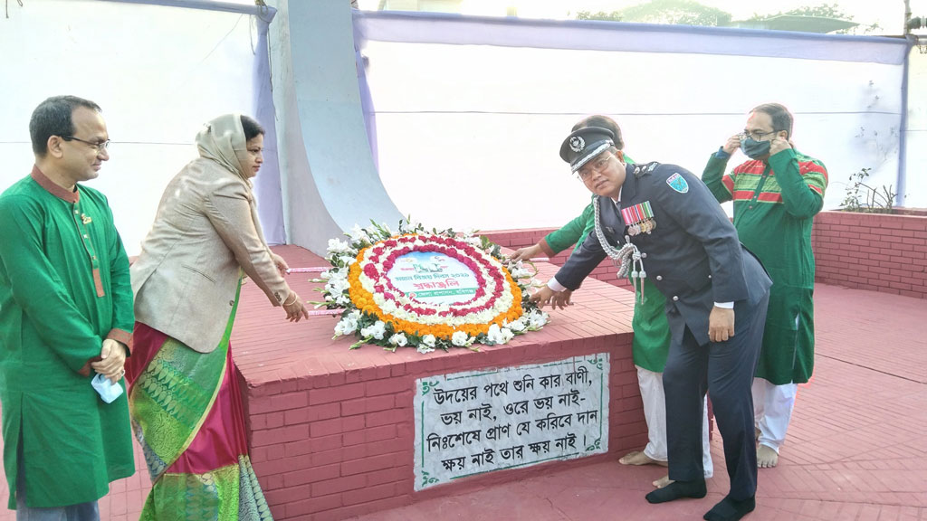 বিজয়ের সুবর্ণ জয়ন্তীতে শহীদদের প্রতি গভীর শ্রদ্ধা