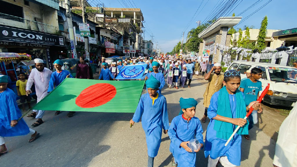 বাংলাদেশ আঞ্জুমানে আল ইসলাহ কুলাউড়া শাখার আয়োজনে র‍্যালি। মাদ্রাসার শিক্ষার্থীসহ অসংখ্য মানুষ এতে অংশ নেয়। কুলাউড়া, মৌলভীবাজার, ৯ অক্টোবর, ২০২২। ছবি: আজকের পত্রিকা 