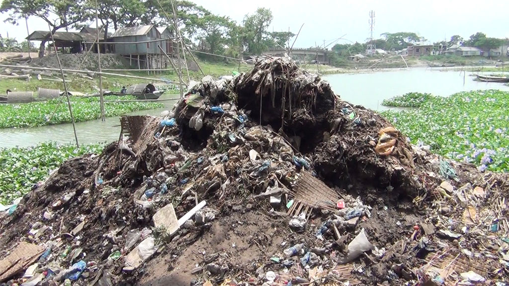 নদীতে বর্জ্য ফেলায় দূষিত হচ্ছে পরিবেশ