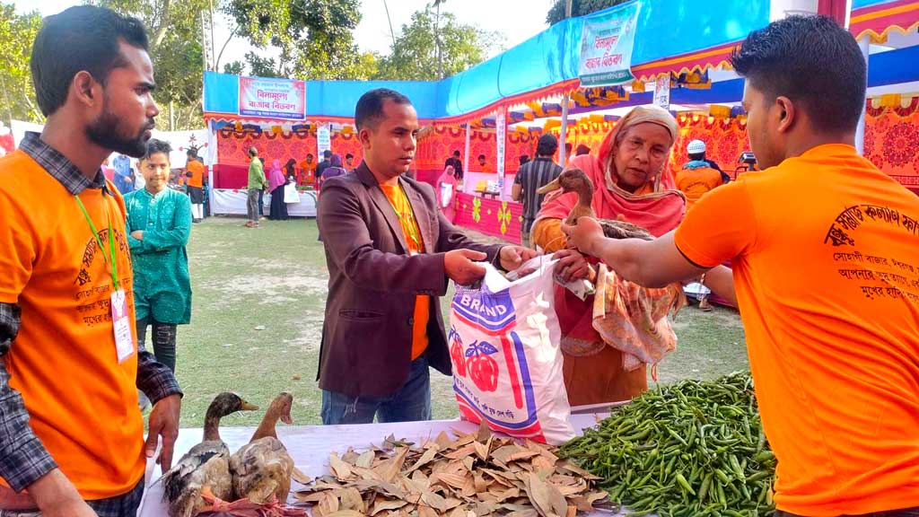 টাকা ছাড়াই শত পরিবার পেল ব্যাগভর্তি বাজার