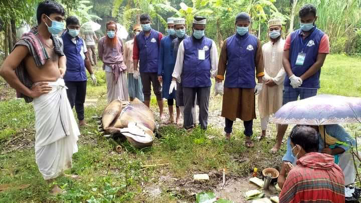 হিন্দু বৃদ্ধার মরদেহ সৎকারে স্বজন ও এলাকাবাসীর বাধা, সম্পন্ন করল মুসলমানেরা