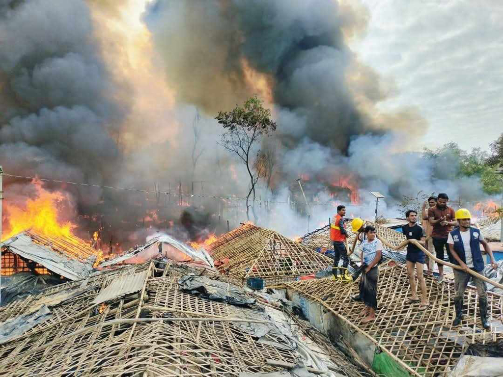 রোহিঙ্গা আশ্রয়শিবিরে আগুনে পুড়ল সাড়ে চারশ ঘর, নিহত ২