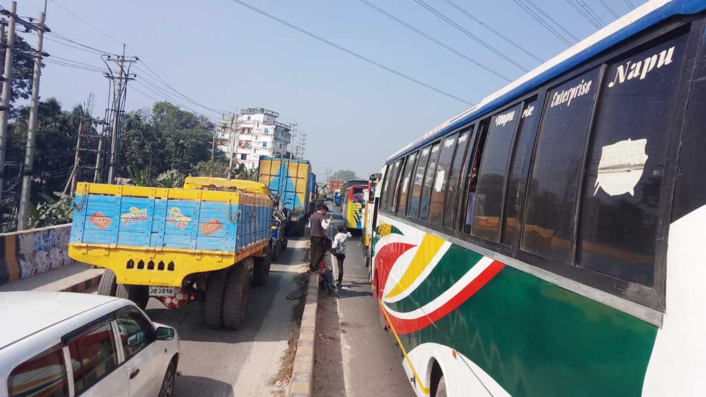 গাজীপুরে ঢাকা-টাঙ্গাইল মহাসড়ক অবরোধ শ্রমিকদের, তীব্র যানজটে দুর্ভোগ