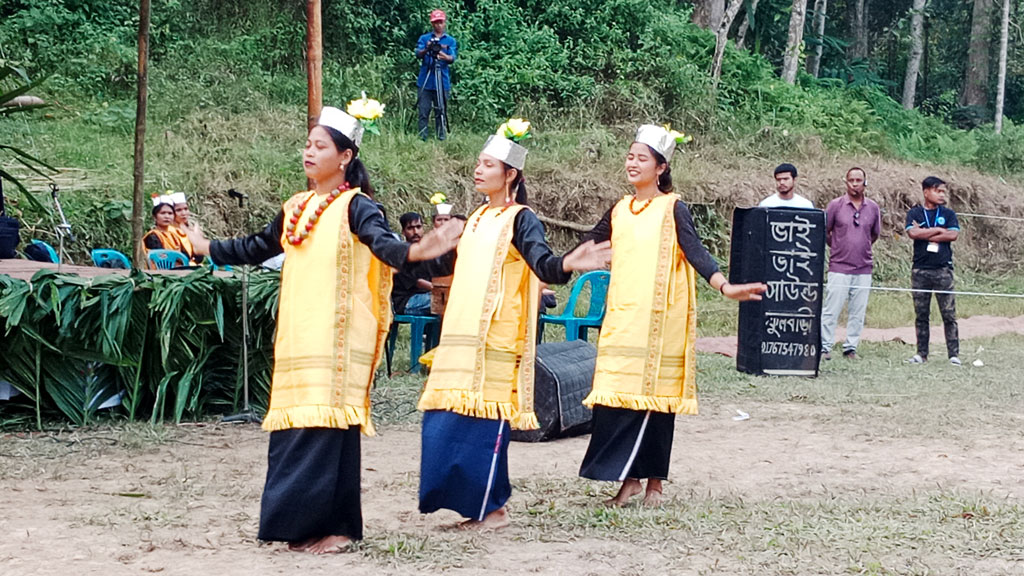 প্রশাসনের সহযোগিতায় ঐতিহ্যবাহী সেং কুটস্নেম উদ্‌যাপন করলেন  খাসিয়ারা