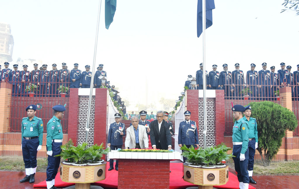 পুলিশ স্মৃতিসৌধে স্বরাষ্ট্র উপদেষ্টা, প্রধান উপদেষ্টার বিশেষ সহকারী ও আইজিপির শ্রদ্ধা