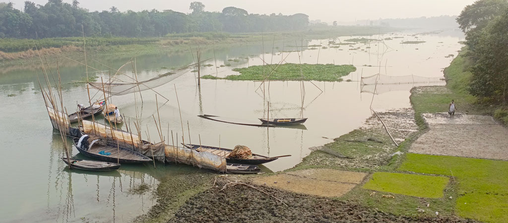 কুয়াশা মাখা সকাল জানান দিচ্ছে শীতের। এদিকে কুয়াশা ভেদ করে উঁকি দিচ্ছে সূর্য। সকালেই আড়িয়াল খাঁ নদে নৌকায় মাছ শিকারে নেমে পড়েছেন জেলেরা। রায়পুরার আড়িয়াল খাঁ নদের মরজাল এলাকা, নরসিংদী, ১৮ নভেম্বর ২০২৪। ছবি: হারুনূর রশিদ