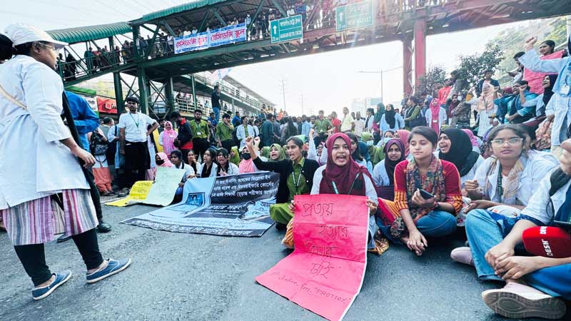 সাভারে বাসের ধাক্কায় শিক্ষার্থী নিহতের ঘটনায় ঢাকা-আরিচা মহাসড়ক অবরোধ