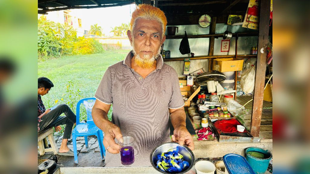 মুরাদের অপরাজিতা ফুলের চায়ের স্বাদ নি‌তে ছু‌টে আস‌ছে মানুষ