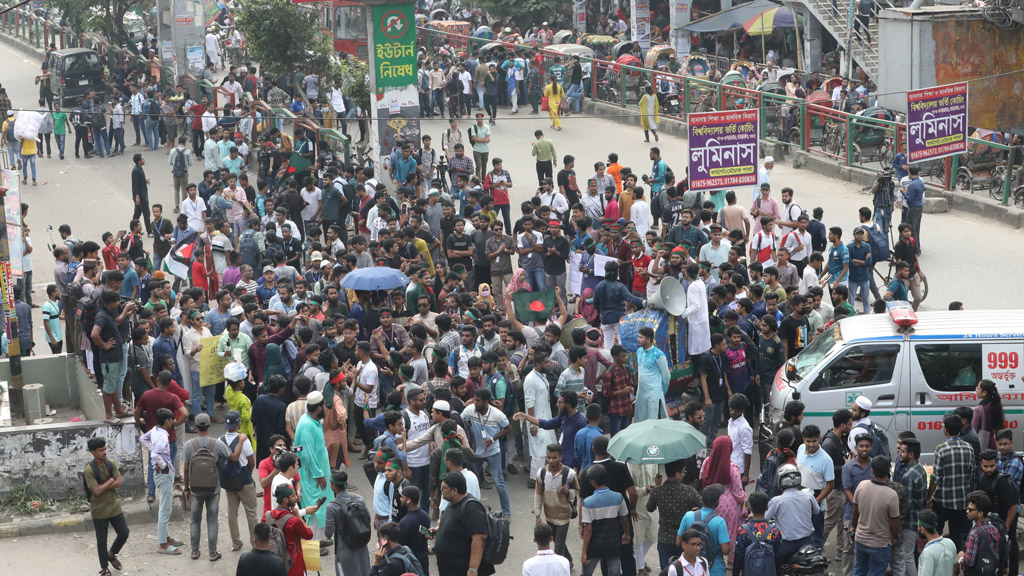 ফের সায়েন্সল্যাব মোড় অবরোধ ৭ কলেজের শিক্ষার্থীদের, যান চলাচল বন্ধে জনদুর্ভোগ