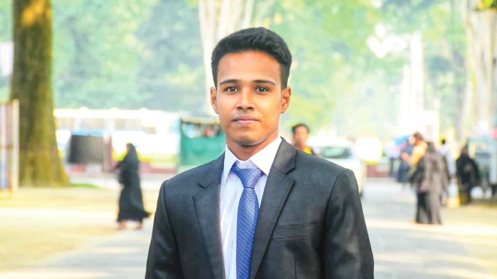নিজেকে ভিন্নভাবে উপস্থাপনের বিকল্প নেই