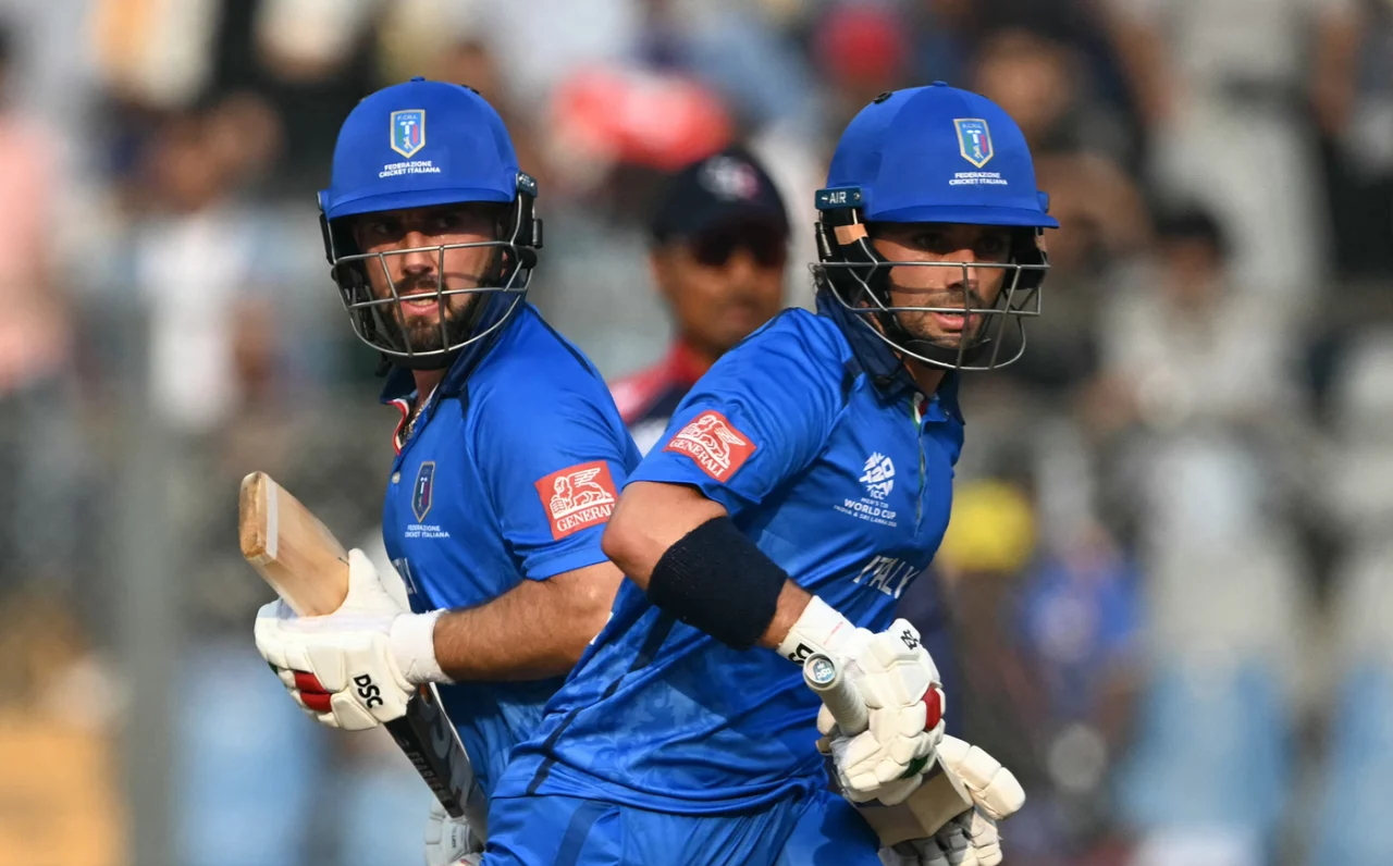 ইতালির জাস্টিন মস্কা এবং অ্যান্থনি মস্কা টি-টোয়েন্টি বিশ্বকাপের ম্যাচে ৫০ রান করা প্রথম সহোদর জুটি হয়ে ইতিহাসের পাতায় নিজেদের নাম লিখিয়ে নিয়েছেন।