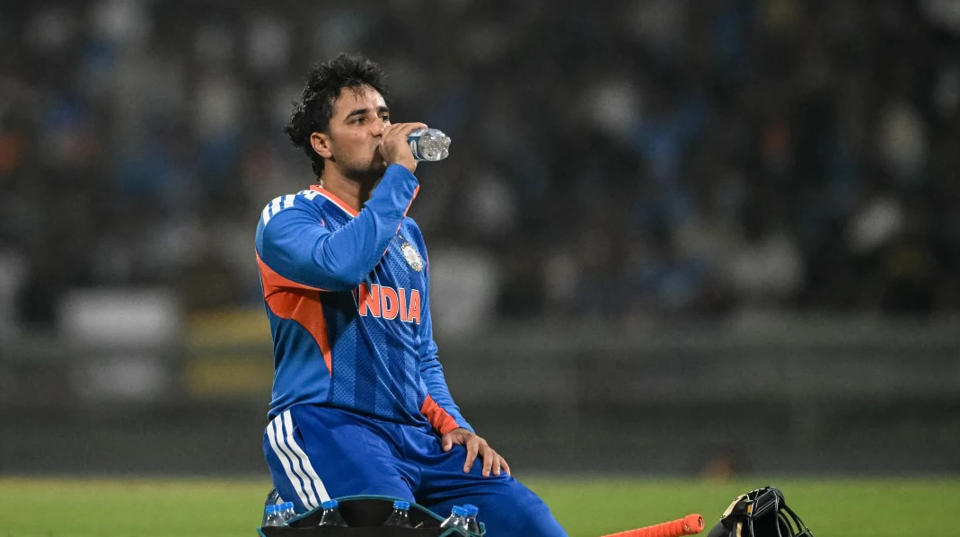 বাজে খাবার খেয়ে অসুস্থ ভারতীয় ক্রিকেটার, পাকিস্তানের বিপক্ষে খেলবেন তো