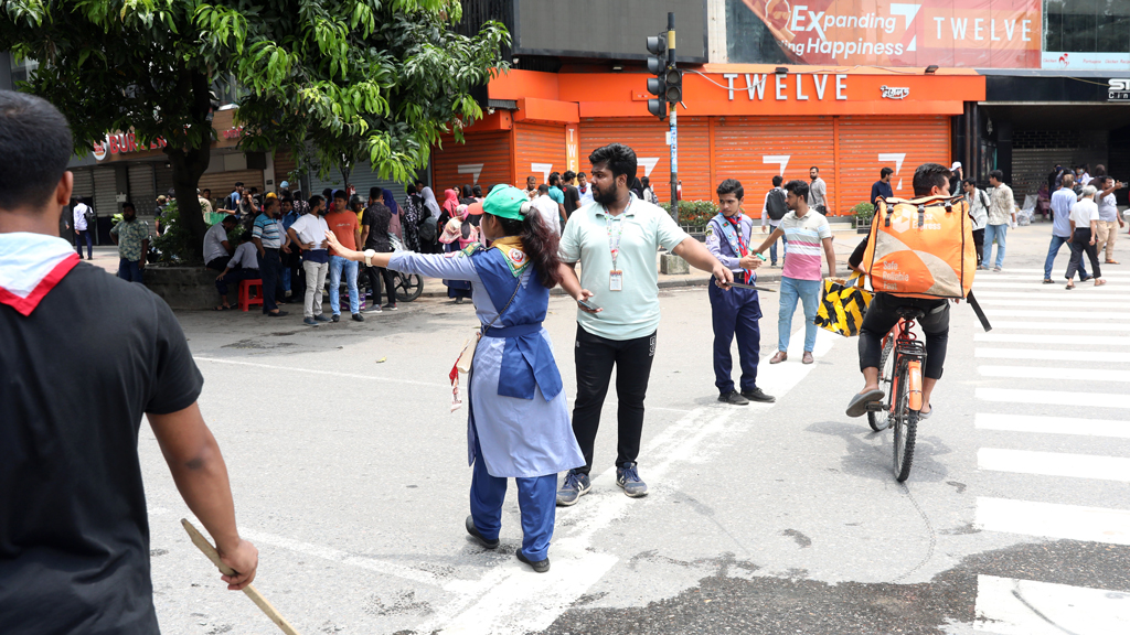 ট্রাফিক নিয়ন্ত্রণে শিক্ষার্থীরা, শুরুর দিকের বিশৃঙ্খলা কাটিয়ে উঠছে দ্রুত