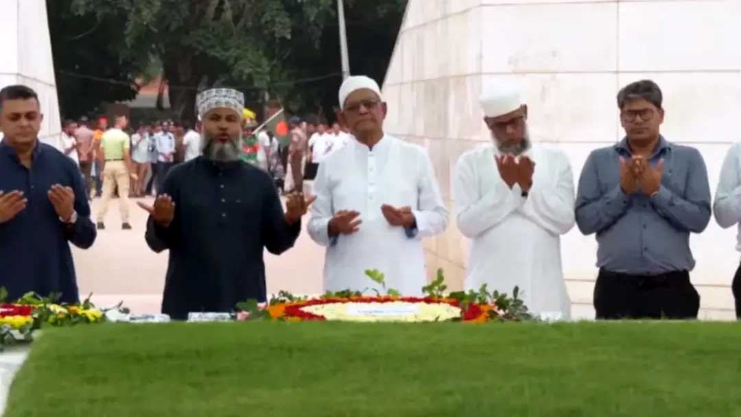 শপথের আগে জিয়াউর রহমান ও খালেদা জিয়ার কবর জিয়ারত করলেন মির্জা ফখরুল ইসলাম