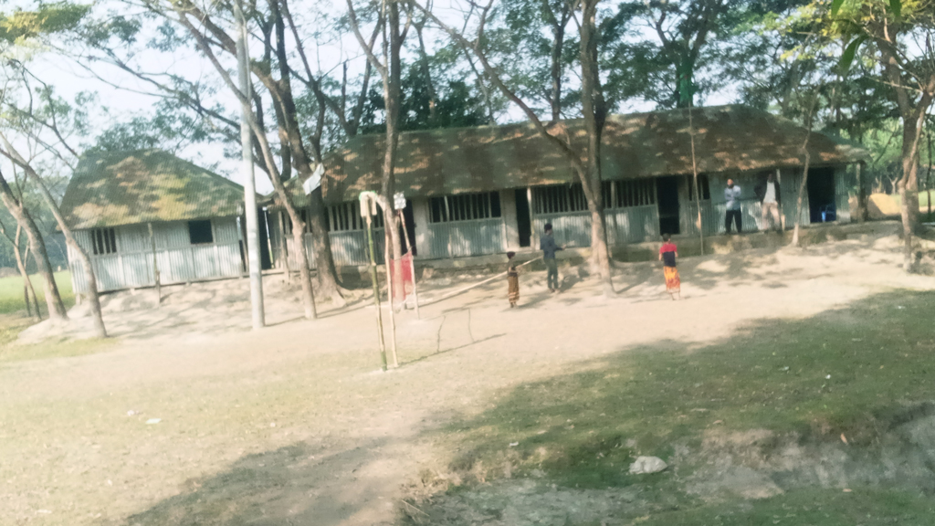 দ্বীপ এলাকা থেকে বিদ্যালয় সরিয়ে নেওয়ার চেষ্টা