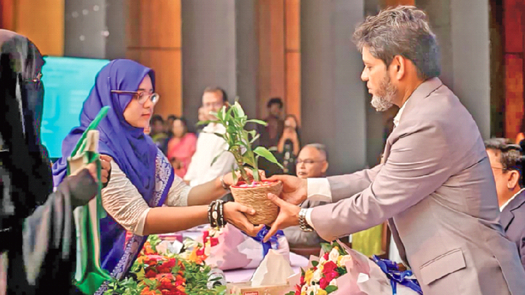 সবুজ উপহারে নবীনদের স্বাগত