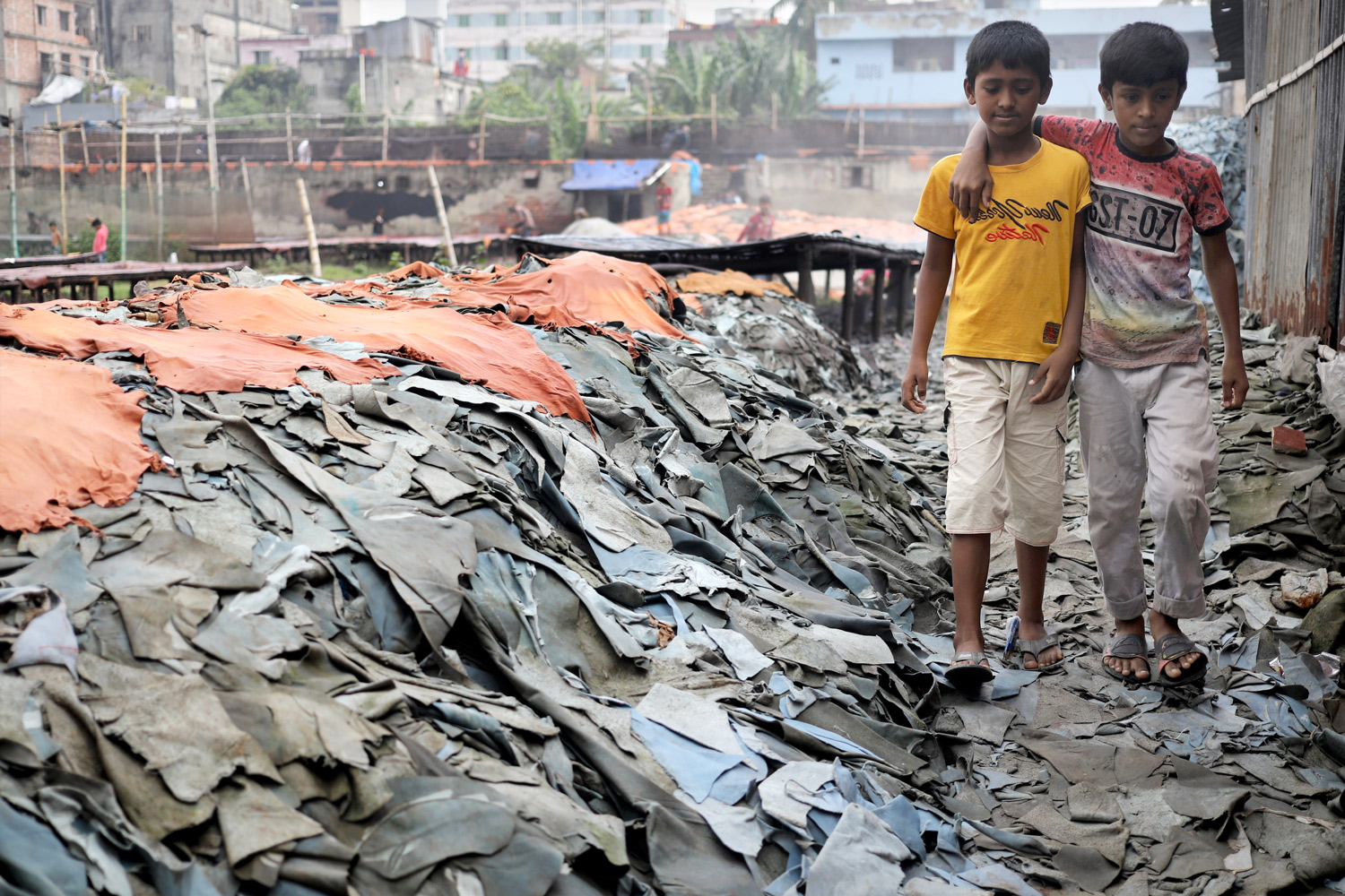 চামড়া বর্জ্যের ওপর দিয়ে হেঁটে যাচ্ছে শিশুরা।