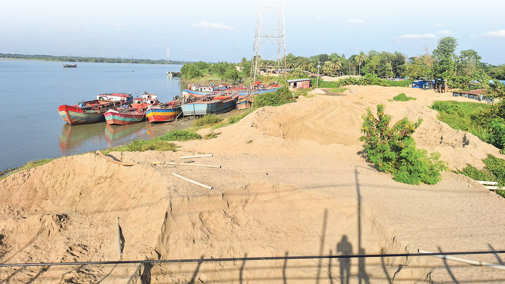 খুনোখুনিতে চট্টগ্রামের ১৬ থানায় বালু ব্যবসা বন্ধ