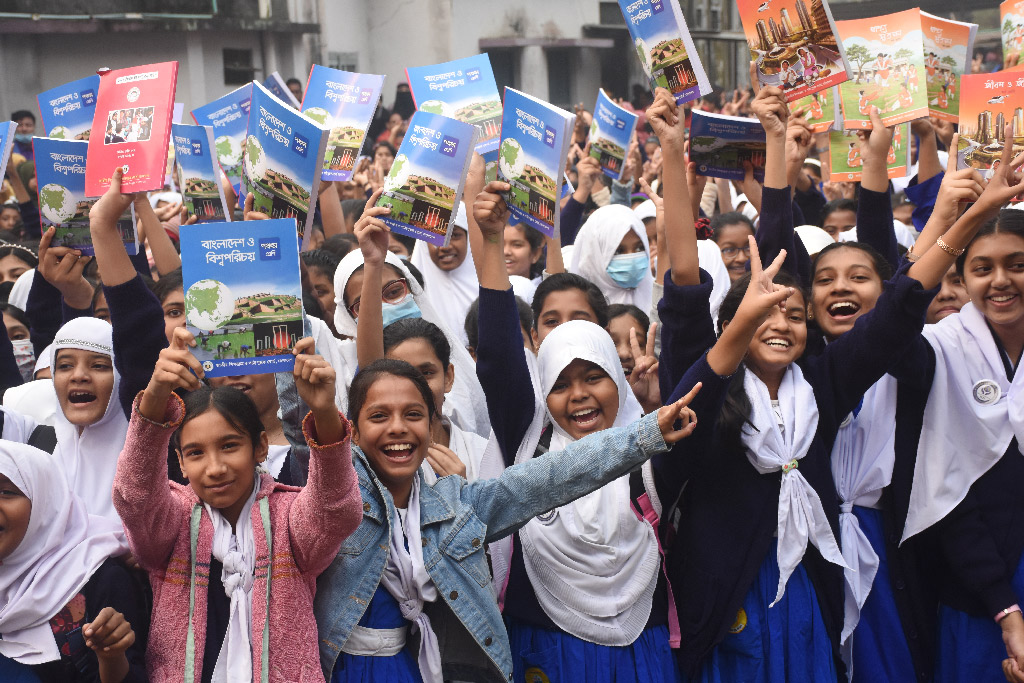 নতুন বই পেয়ে আনন্দিত যশোর সরকারি বালিকা উচ্চ বিদ্যালয়ের শিক্ষার্থীরা। ছবি: জাহিদ হাসান