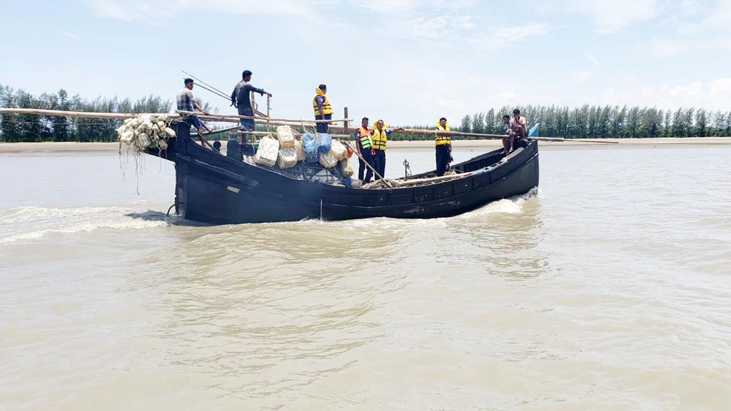 জেল-জরিমানায়ও থামছে না বঙ্গোপসাগরে মাছ শিকার, আটক ৮