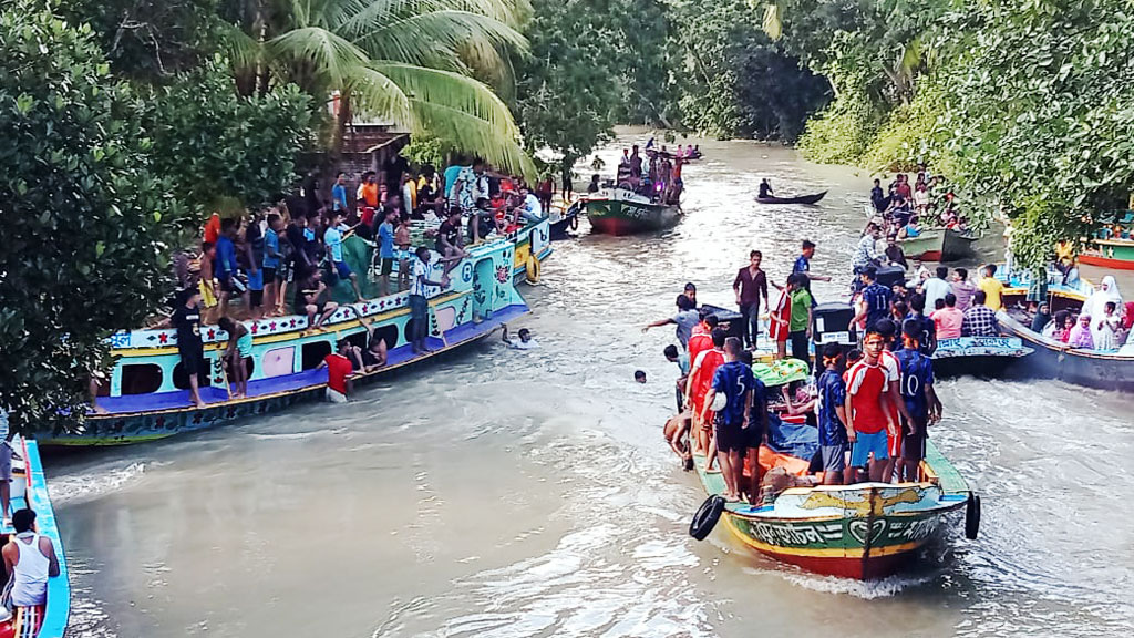 পর্যটকদের স্বস্তিতে ঝালকাঠির ভাসমান পেয়ারা হাটে ডিজে গান বন্ধে অভিযান 