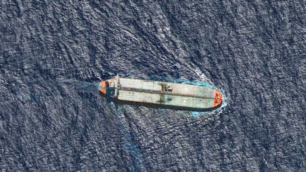 মার্কিন নজর এড়াতে কীভাবে তেল পাচার করে ভেনেজুয়েলার গোপন নৌবহর