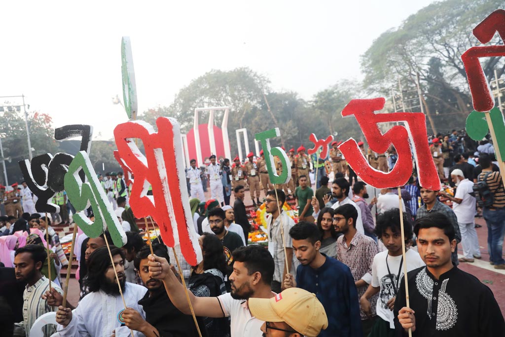 ফুল, কালো ব্যাজ, পতাকা ও ব্যানার-ফেস্টুন-প্ল্যাকার্ড নিয়ে সবাই ধীর লয়ে এগিয়ে যান শহীদ মিনারের দিকে। অনেকের পোশাক-সাজসজ্জায় রয়েছে শোকের কালো রং। কণ্ঠে বেদনাবিধুর গান ‘আমার ভাইয়ের রক্তে রাঙানো একুশে ফেব্রুয়ারি, আমি কি ভুলিতে পারি’।