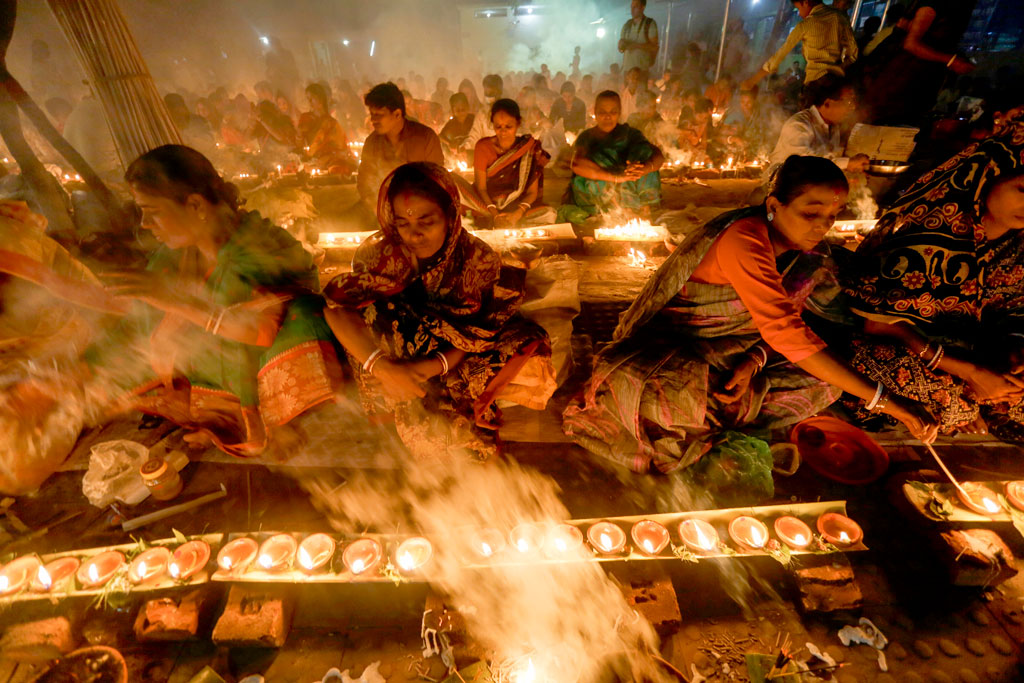 ঘি দিয়ে প্রদীপ জ্বেলে ধূপ আগরবাতিতে চলে প্রার্থনা। ছবি: হাসান রাজা