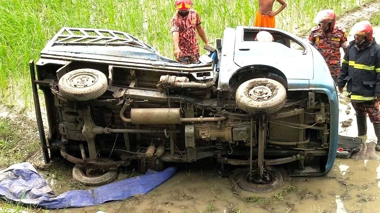 নাটোরে পিকআপ উল্টে নিহত ৬, আহত ৮