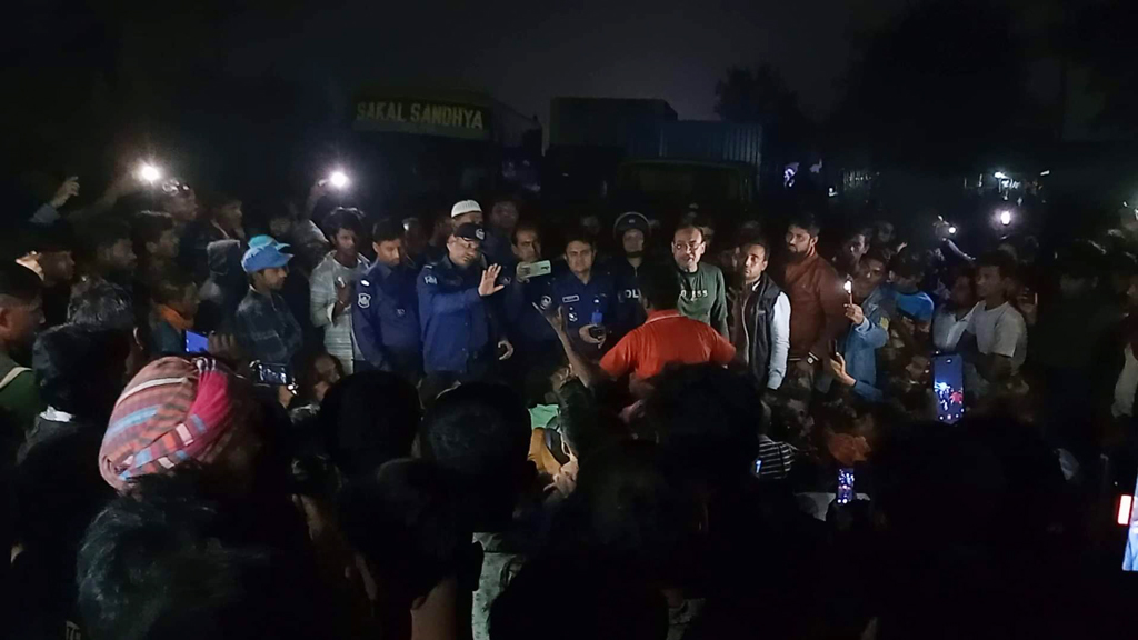 ভ্যানচালককে মারধরের ঘটনায় পুলিশ বক্স ভাঙচুর, এসআই আহত