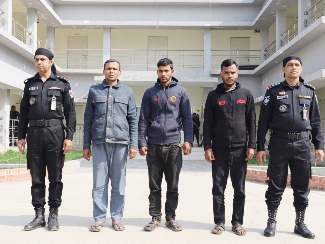 আন্তজেলা ডাকাত নেতা ইছার টার্গেট বড় ব্যবসায়ী