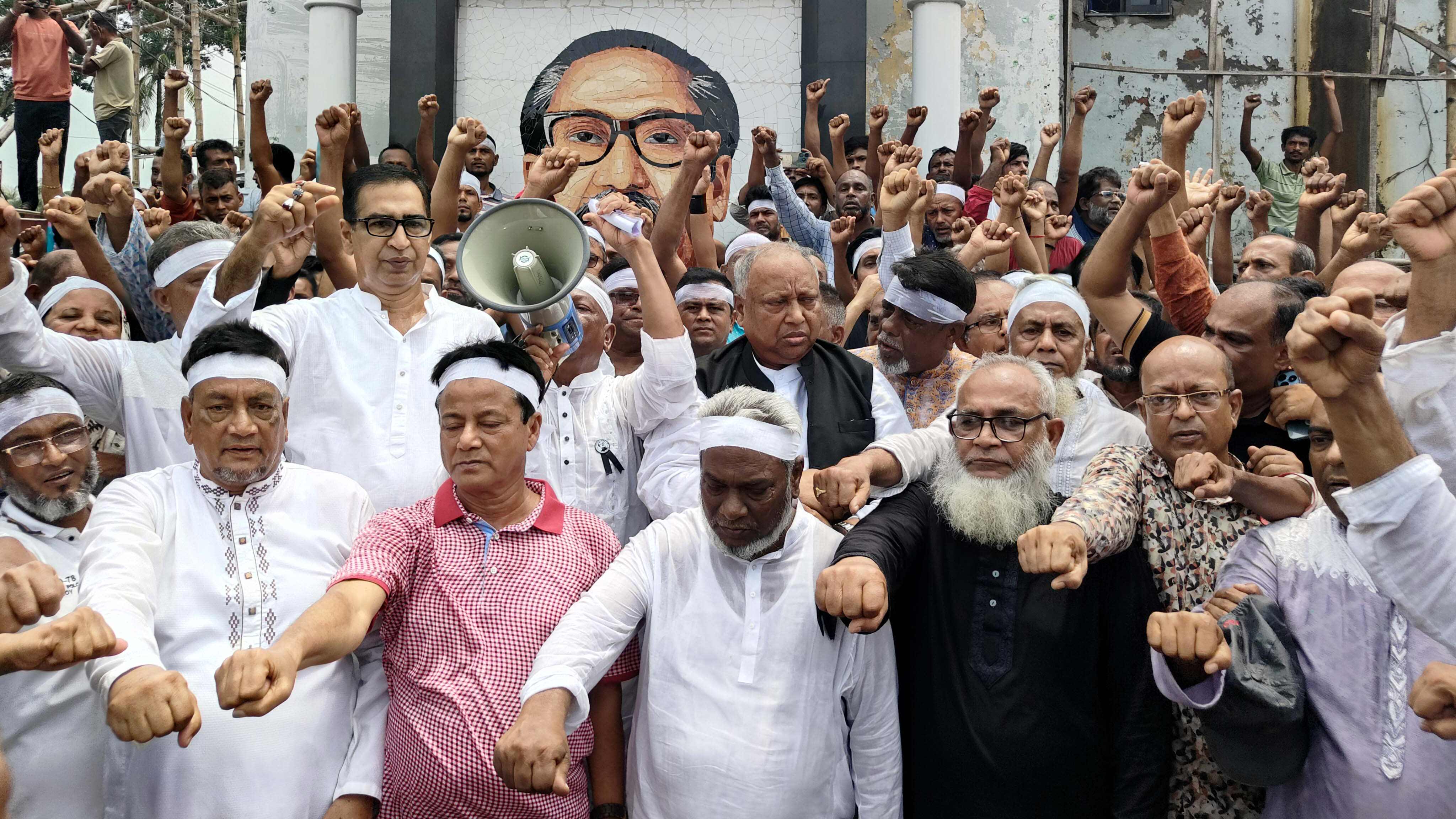 মাথায় কাফনের কাপড়, হাতে লাঠি নিয়ে শেখ হাসিনাকে ফিরিয়ে আনার শপথ