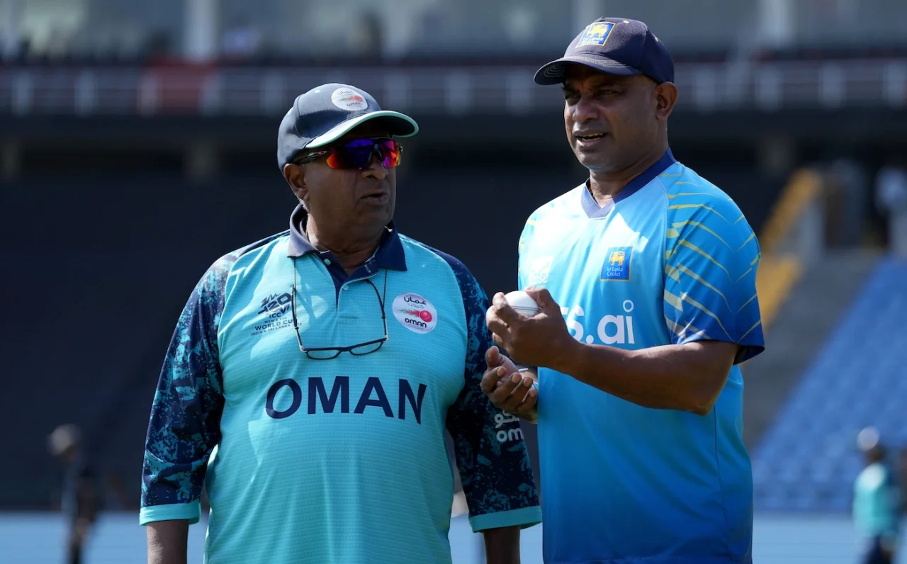 দিলীপ মেন্ডিস এবং সনাথ জয়াসুরিয়া একসময় জাতীয় দলের সতীর্থ হলেও বর্তমানে দুজন দুই দলের কোচ।