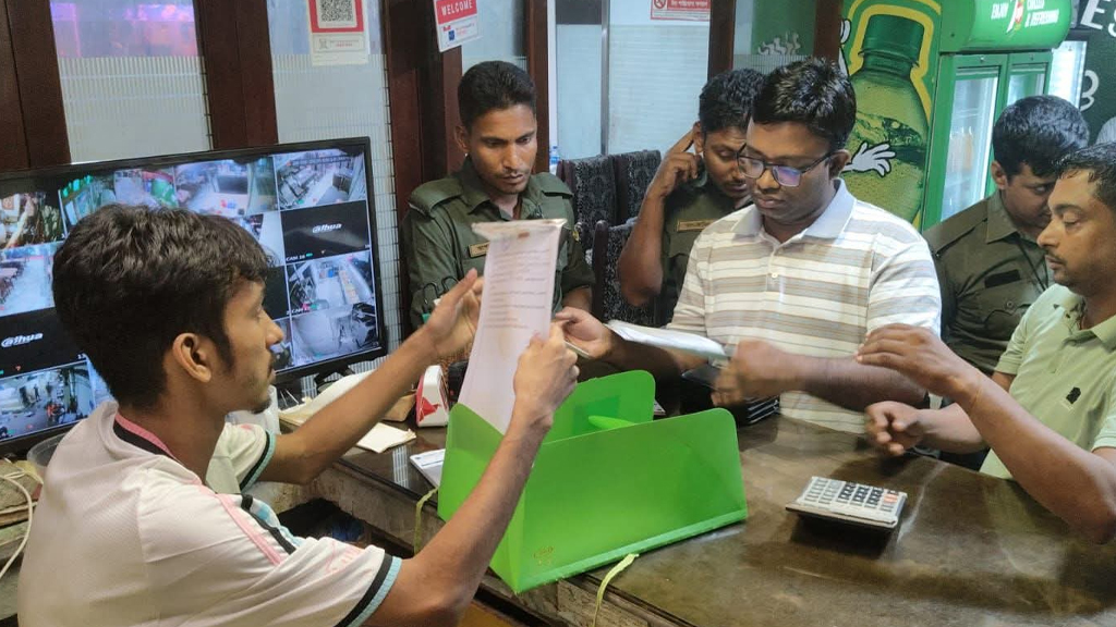 অনিয়মের অভিযোগে সাতকানিয়ায় রেস্তোরাঁসহ তিন দোকানিকে জরিমানা