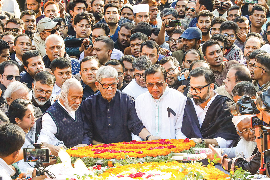 রাজধানীর মিরপুরে শহীদ বুদ্ধিজীবী স্মৃতিসৌধে পুষ্পস্তবক অর্পণ করে শ্রদ্ধা জানান বিএনপির মহাসচিব মির্জা ফখরুল ইসলাম আলমগীর। ছবি: আজকের পত্রিকা